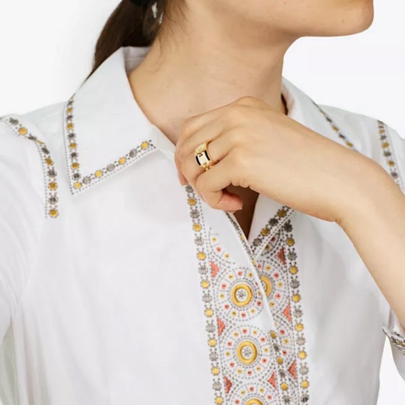 TORY BURCH • Enamel Raised Logo Band Ring - Picture 2 of 9